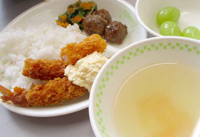 ランチの例：エビフライとごはん、スープ